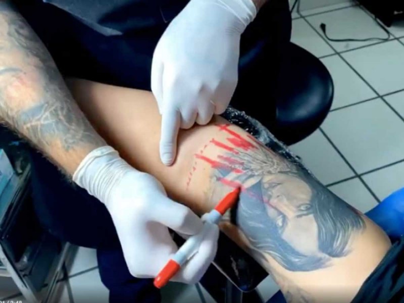El momento en que Lupillo Rivera eliminó su polémico tatuaje de Belinda   Infobae