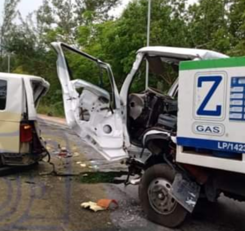 Cuatro heridos deja choque de Van turística y camioneta de Z Gas en Cancún  - El Sureste