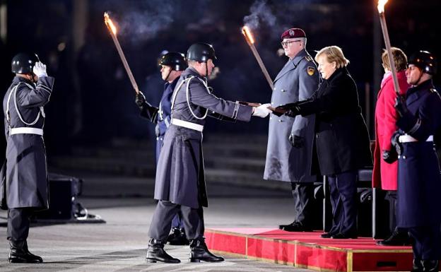 Despiden a la canciller Angela Merkel con música punk 