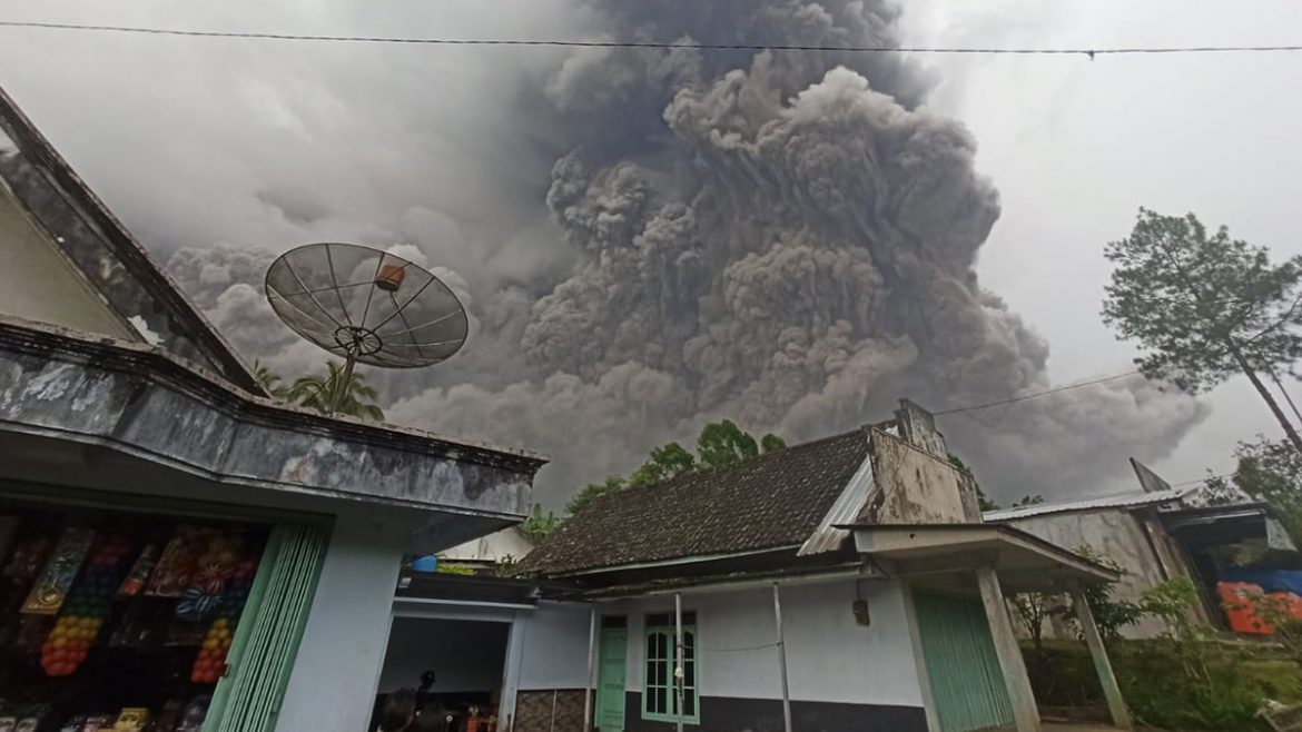 Habitantes de la Isla de Java huyen por erupción del volcán Semeru