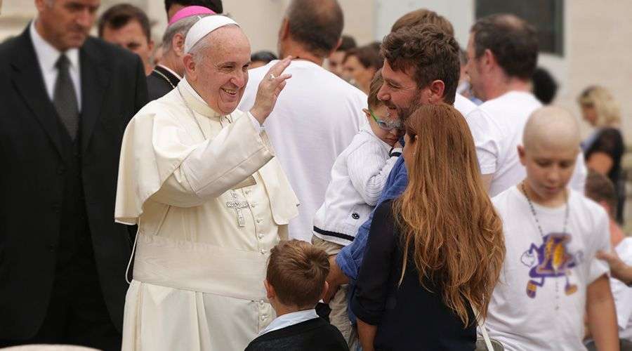 Papa Francisco pide a matrimonios separados evitar el dolor a los hijos