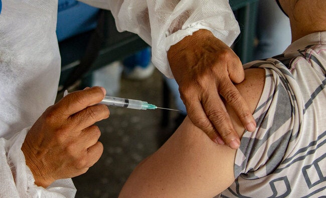 Tres dosis de la vacuna Pfizer podrían ser eficaces contra el Ómicron