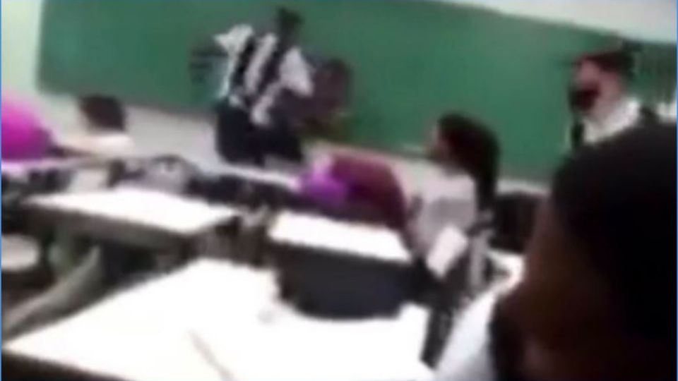 VIDEO: Un profesor es golpeado por acosar a una adolescente de 14 años