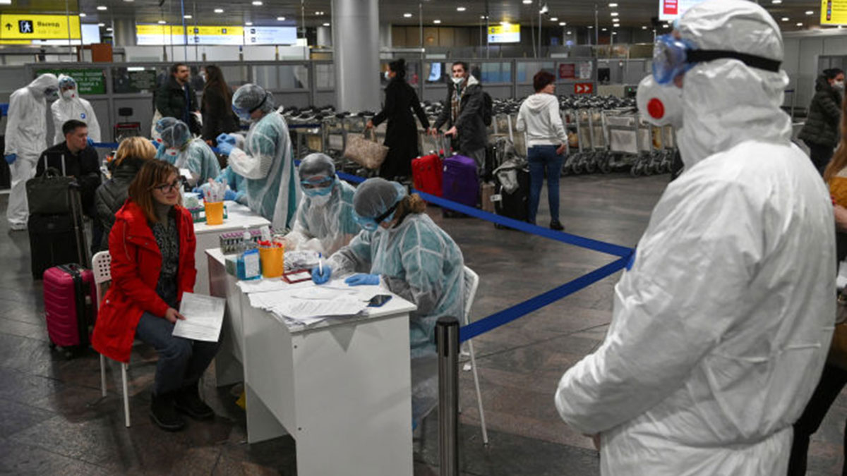 Viajeros procedentes de Sudáfrica llegan enfermos de Ómicron en Rusia