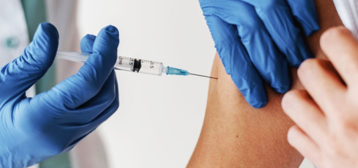 Abren registro para vacuna de refuerzo para adultos de 40 a 59 años
