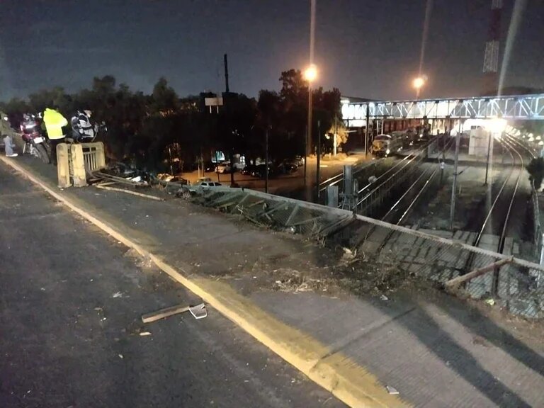 Cae camioneta sobre las vías del Tren Suburbano en Tlalnepantla