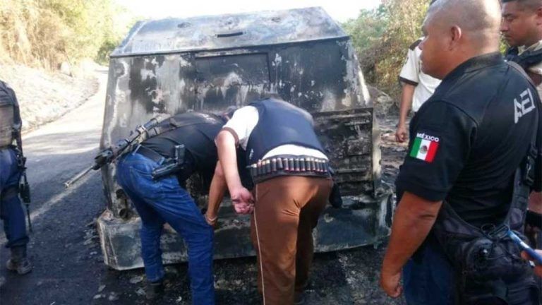 Camioneta de valores arde en llamas y se pierden 4.5 millones de pesos