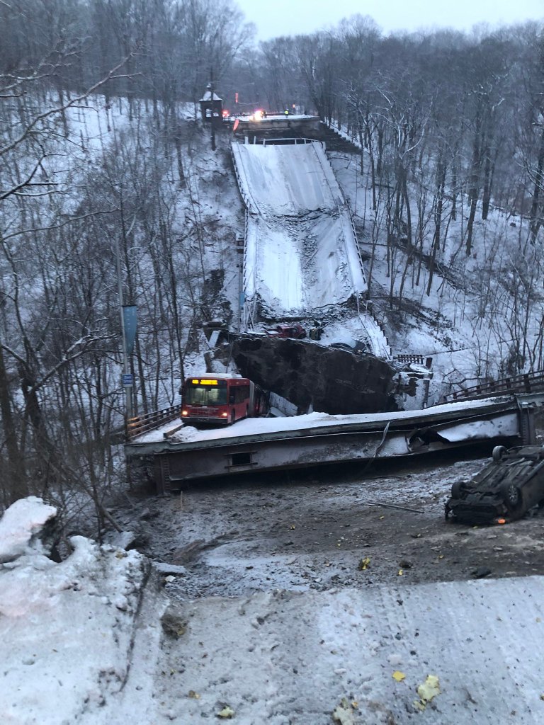 Colapsa puente vehicular en Pittsburgh hay 10 heridos