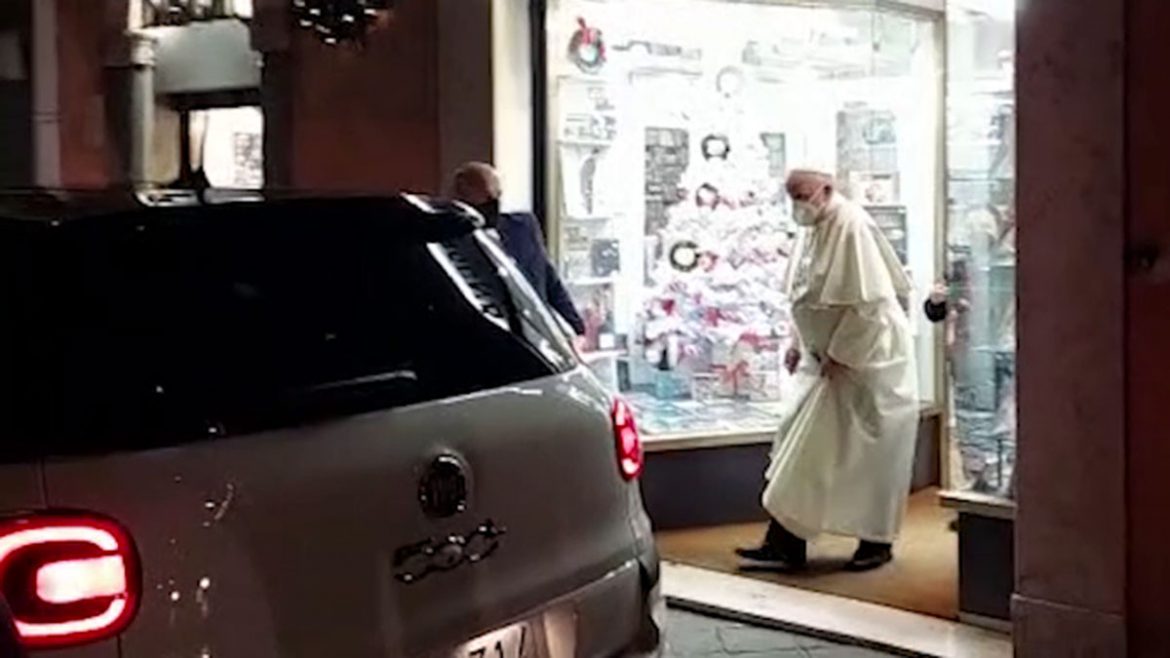 El Papa Francisco es captado saliendo de una tienda discos