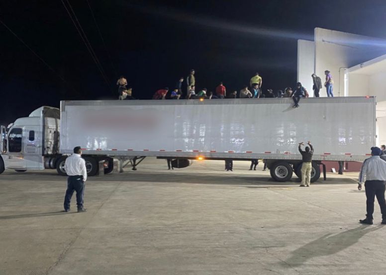 Encuentran camión en Veracruz con más de 300 migrantes