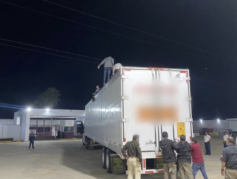 Encuentran camión en Veracruz con más de 300 migrantes