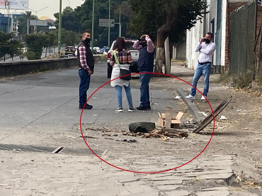 Encuentran en Jalisco a un sujeto en una coladera con huesos de un cadáver