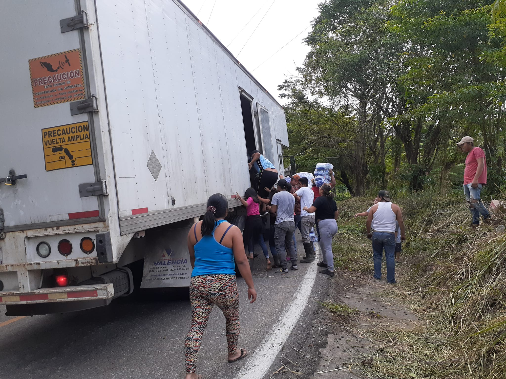 Habitantes de Huimanguillo vacían vacían camión con artículos de limpieza