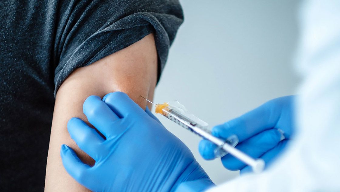 Médico se roba 120 dosis de vacunas contra el Covid-19