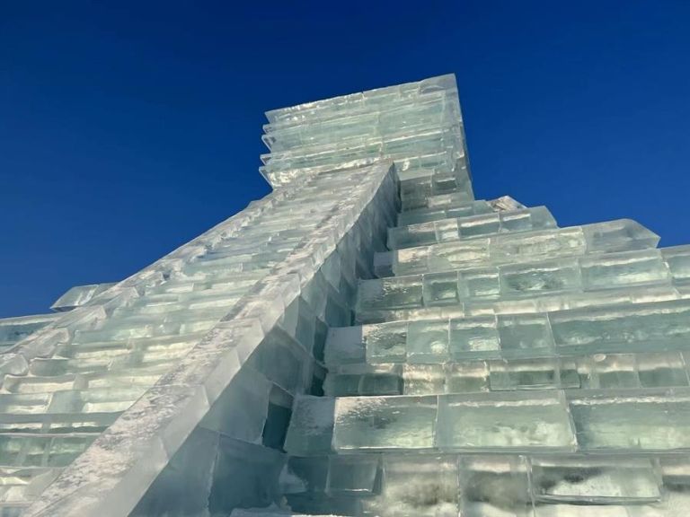 Realizan replica en hielo de la Pirámide de Kukulkán en China