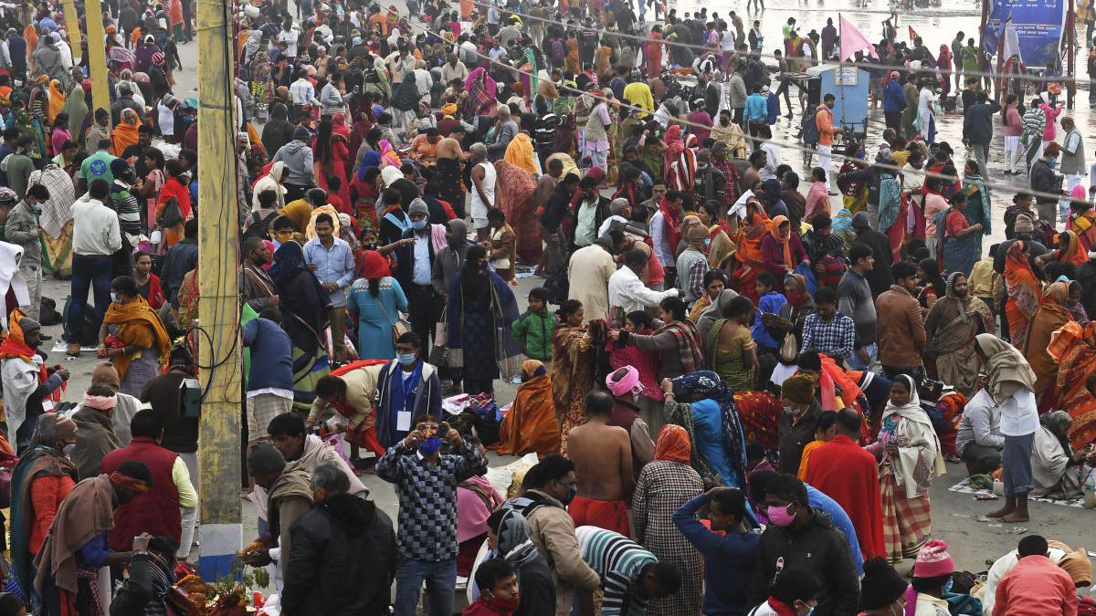 Sin miedo al Covid, miles de hindúes se reúnen y realizan "baño sagrado" 