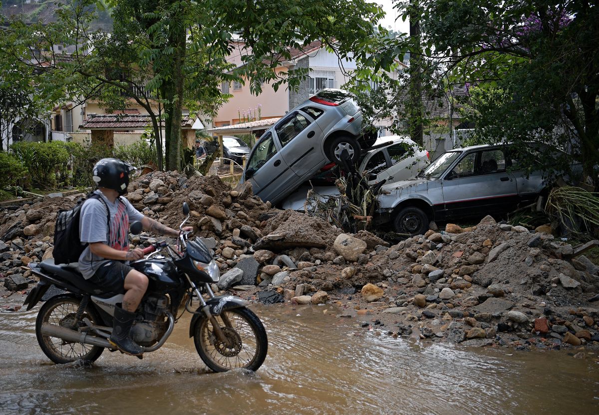 Aumenta a 176 muertos y 200 heridos por lluvias en Brasil