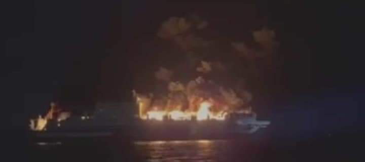 Barco con 237 personas abordo se incendia en el Mar Egeo