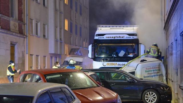 Camionero ebrio choca contra 30 vehículos en Alemania
