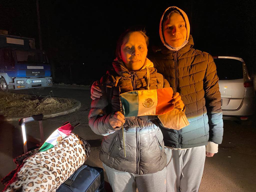Familias mexicanas llegas desde Ucrania a Rumania