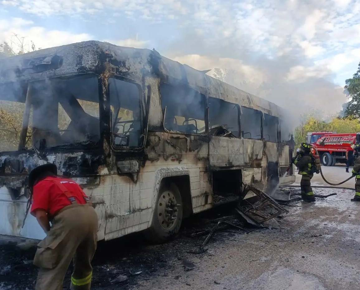 Se incendia autobús con trabajadores de la Zona Hotelera de Cancún