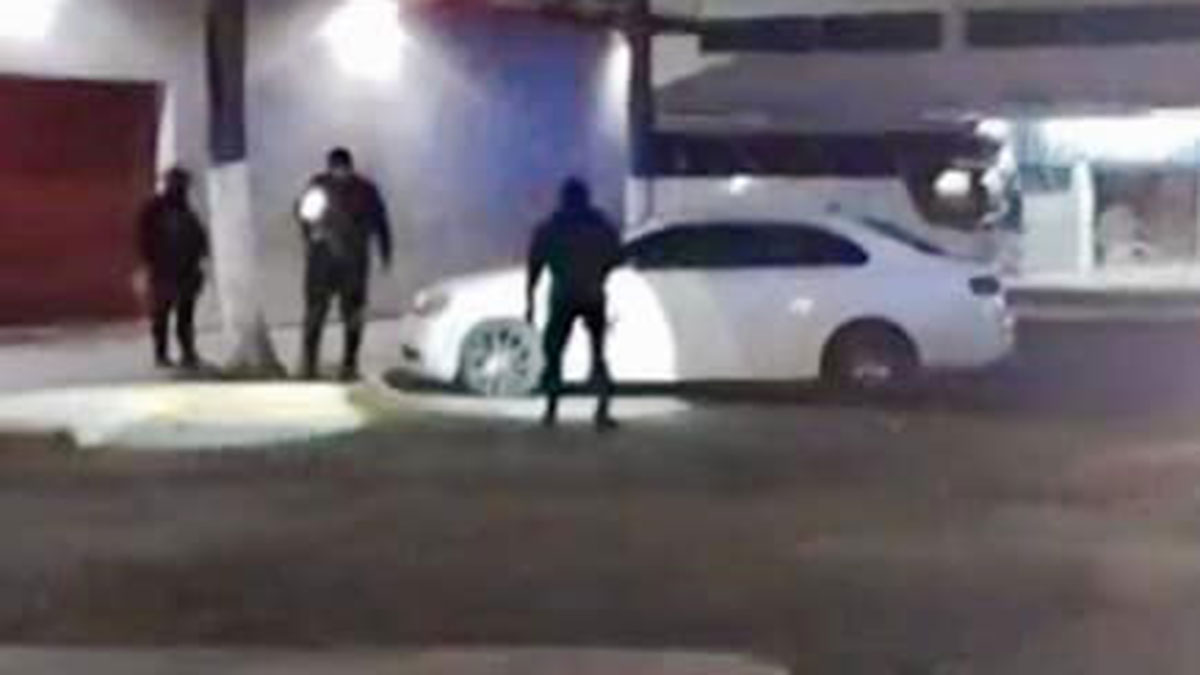 Sicarios atacan a balazos a un automóvil estacionado en bar de Cancún