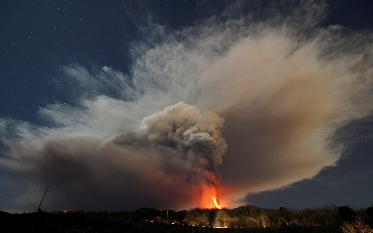 Volcán Etna hace erupción en Italia 