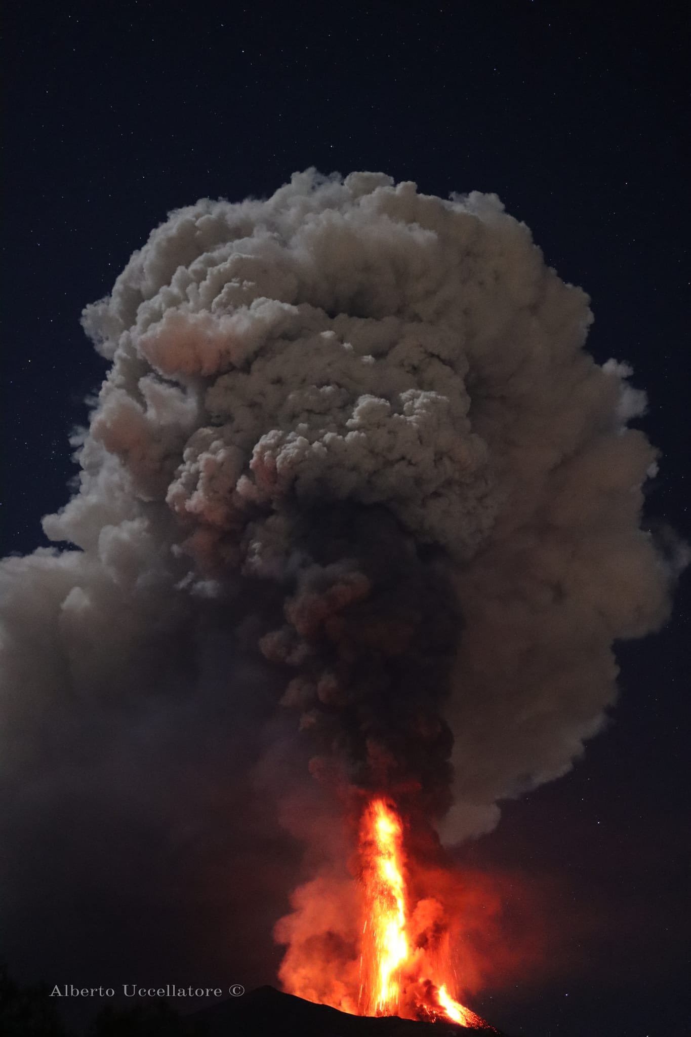 Volcán Etna hace erupción en Italia 