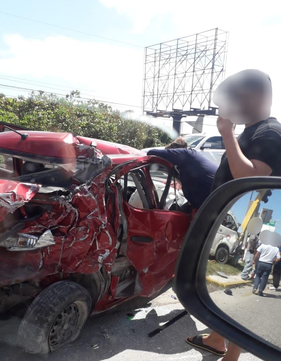 Combi choca contra dos autos en el boulevard Colosio de Cancún; hay 9 lesionados