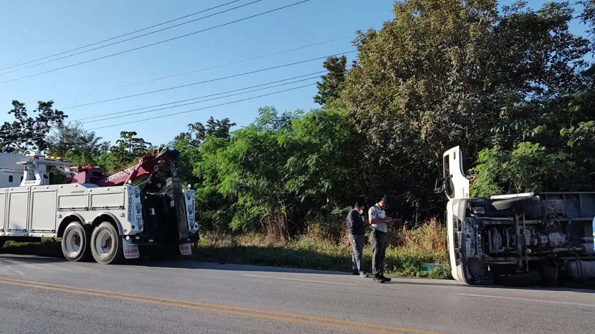 Camión de carga vuelca en la carretera Cancún-Puerto Morelos