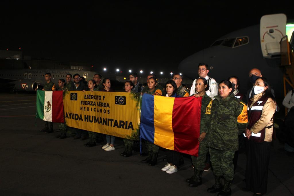 Llegan 57 mexicanos evacuados en Ucrania en avión de la Fuerza Aérea
