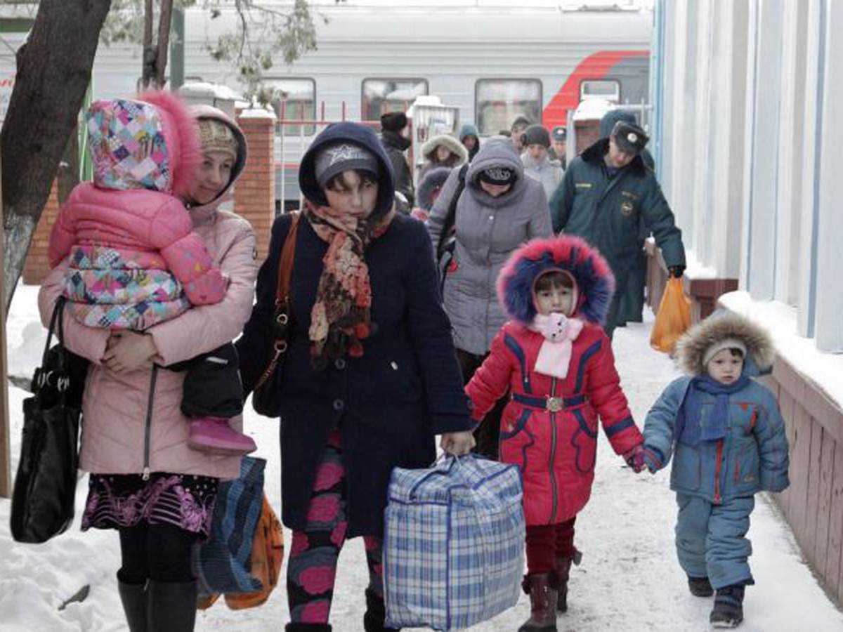 Niños abandonan Ucrania sin sus familias
