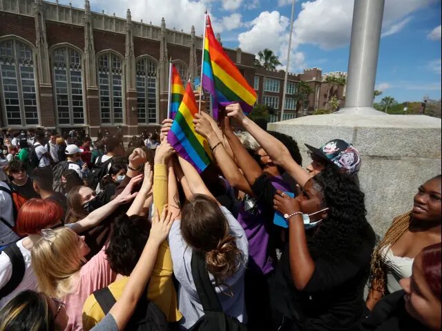 Prohíben en Florida hablar de homosexualidad en las escuelas