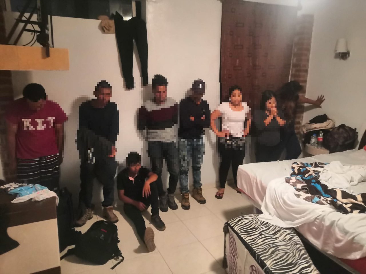 79 migrantes hacinados son encontrados en hotel del EdoMex