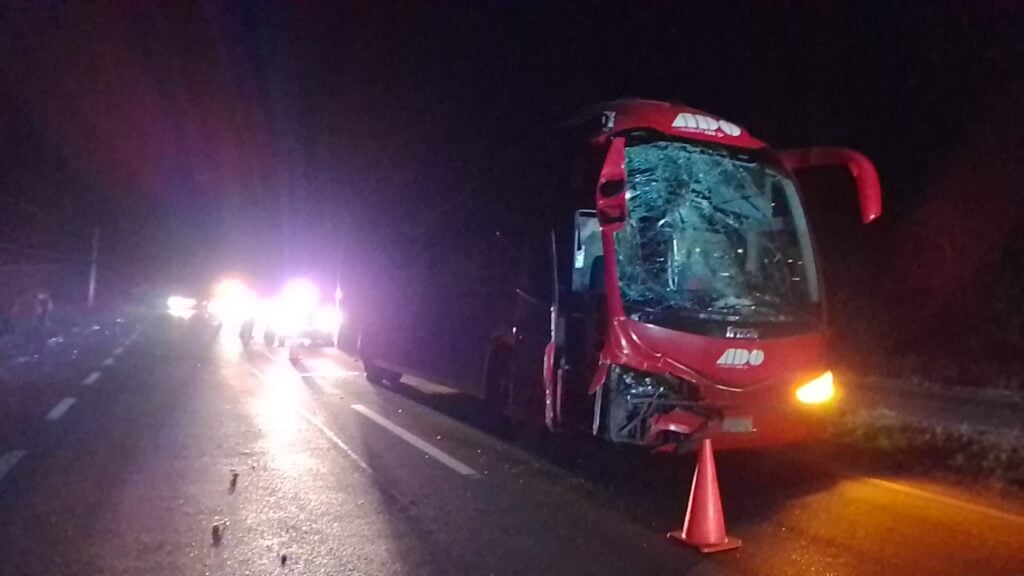 ADO choca contra camioneta en la carretera Mérida - Cancún