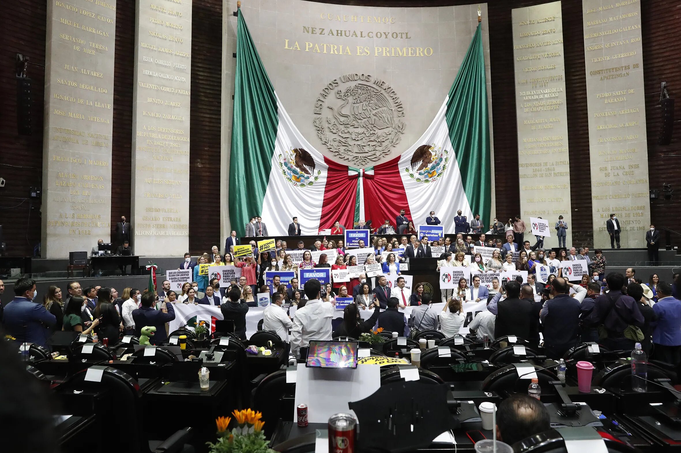 AMLO califica rechazo de Reforma Eléctrica como "acto de traición a México"