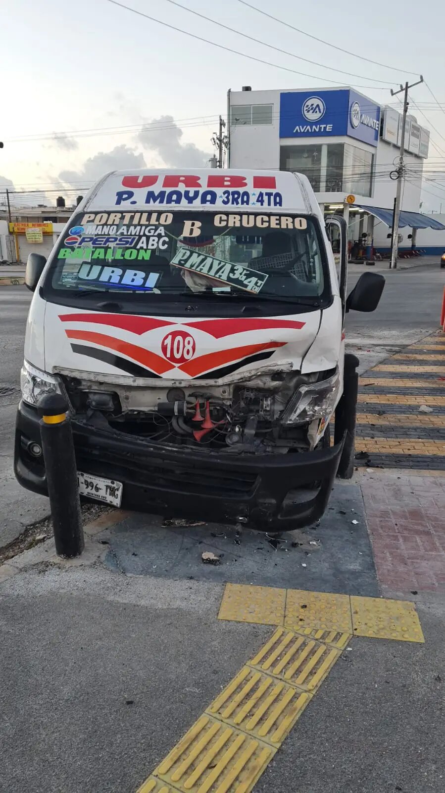 Combi de transporte público choca en la López Portillo y Chac Mool
