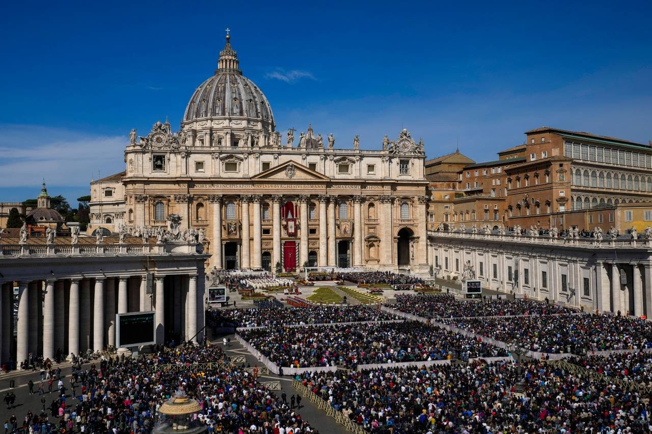 Papa Francisco pide paz y fin de la guerra durante misa del Domingo de Resurrección