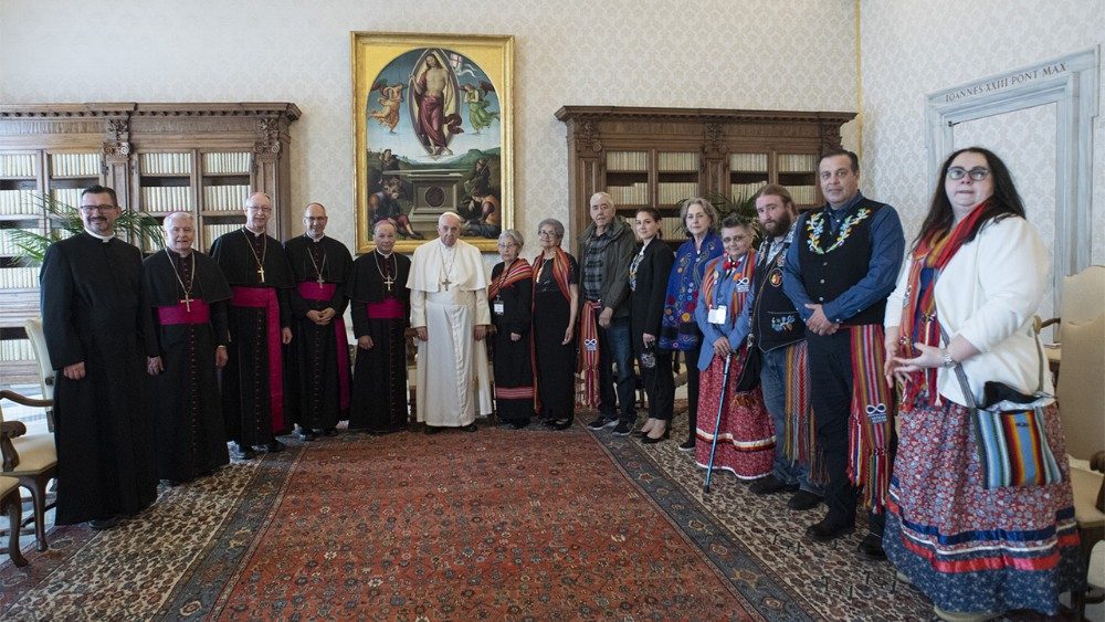 Papa Francisco se reúne con indígenas canadienses para pedirles perdón