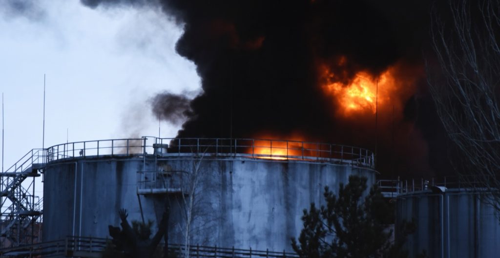 Rusia destruye dos refinerías de petróleo en Ucrania 