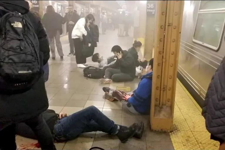 Se registra tiroteo en el metro de Nueva York; hay 13 heridos