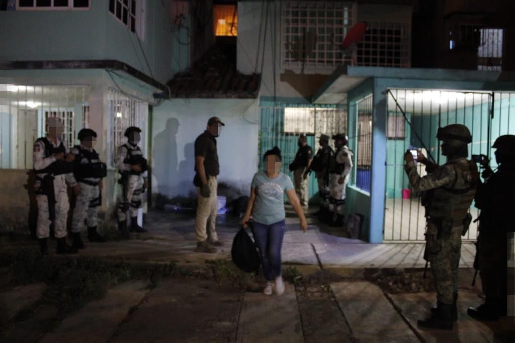 58 migrantes son encontrados hacinados en viviendas en Tabasco
