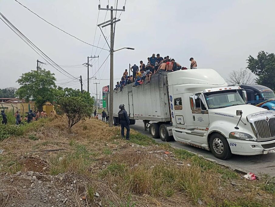 Encuentran 310 migrantes hacinados en la caja de un tráiler en Veracruz