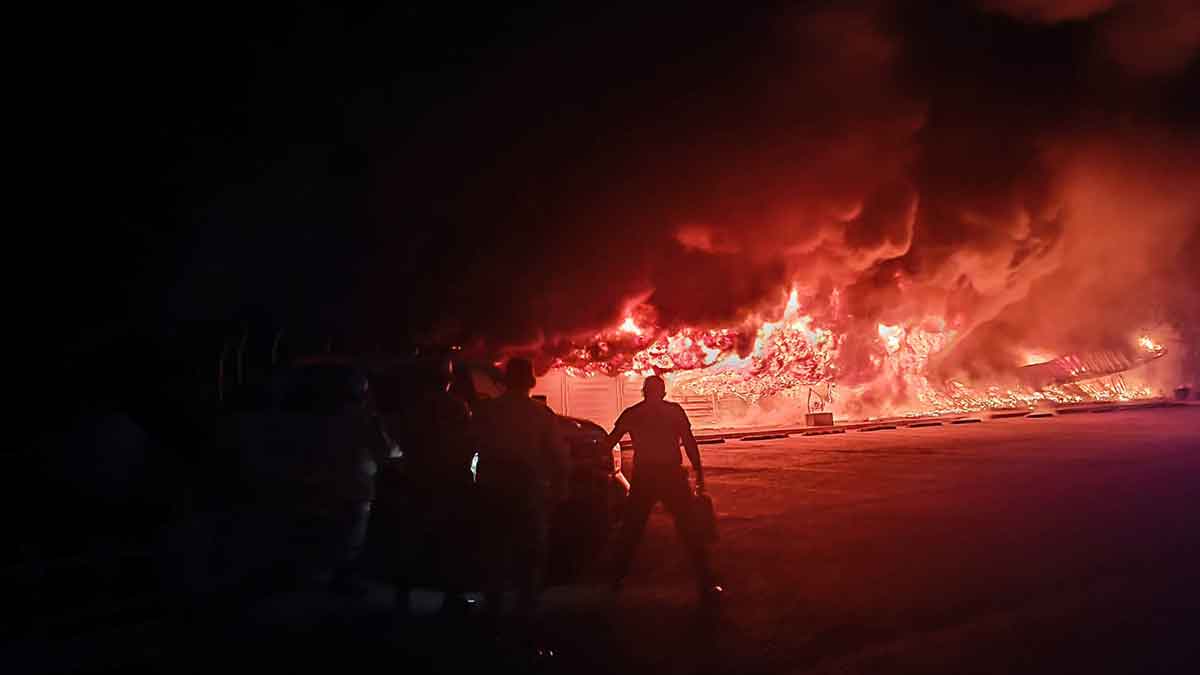 Incendio consume bodega de la Guardia Nacional en Iztapalapa