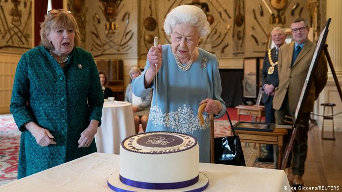 La reina Isabel II no asistirá a las fiestas en jardines de Buckingham