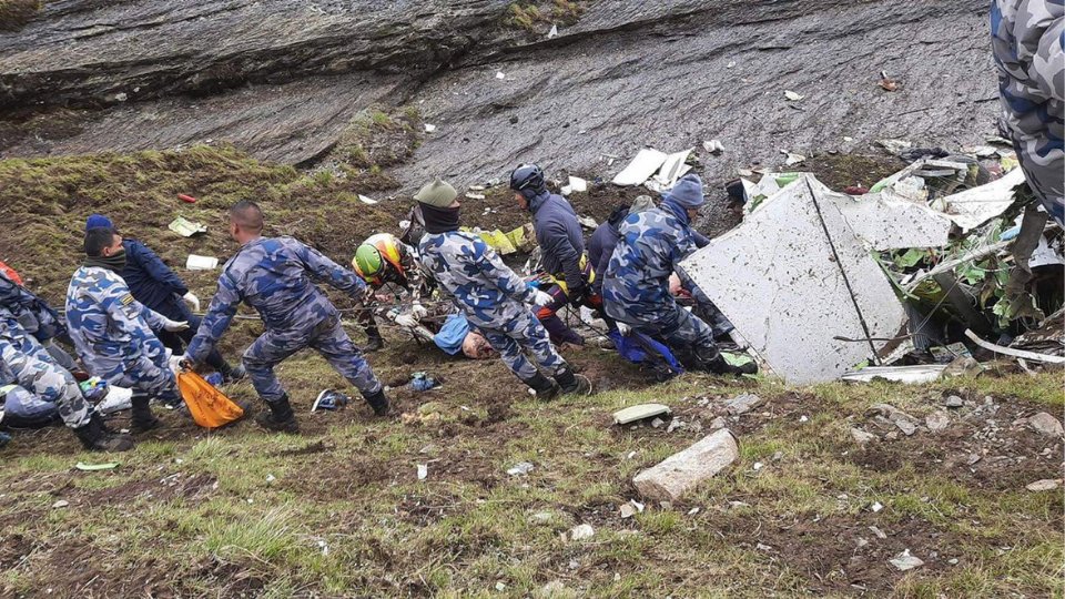 Recuperan 21 cadáveres del avión accidentado en Nepal