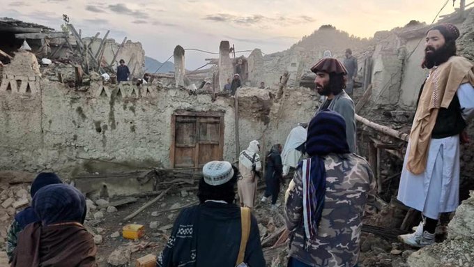 Aumenta a mil 30 cifra de muertos por sismo en Afganistán