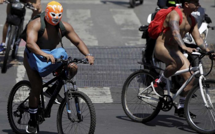 Ciclistas recorren desnudos las calles de CDMX y Guadalajara