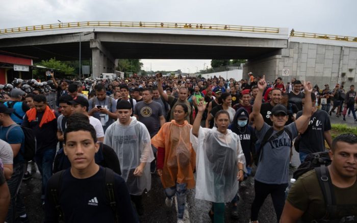 INM disuelve caravana de miles de migrantes que buscaban llegar a EEUU