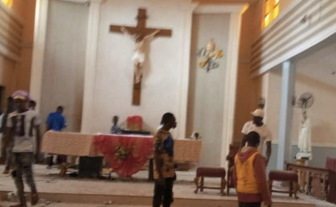Papa Francisco reza por víctimas del ataque a una iglesia en Nigeria
